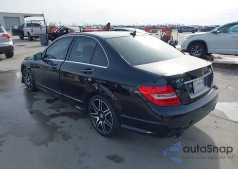 2013 Mercedes-Benz C 300 Sport 4Matic z USA, uszkodzony, nr VIN WDDGF8AB5DA836565